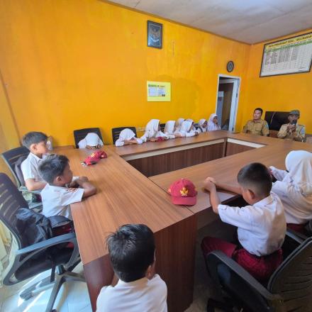 Pemdes Lasori : Apresiasi terhadap Siswa Siswi terbaik Desa Lasori spesial HUT Ke-80 NKRI